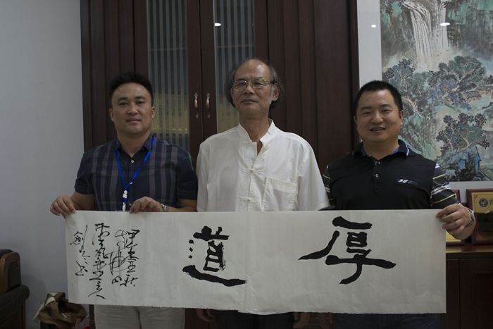 張劍岑先生（中）與金艾陶瓷磚品牌營銷總經理羅勝（左）、金艾陶瓷磚品牌營銷總監劉鴻瑞（右）合影留念