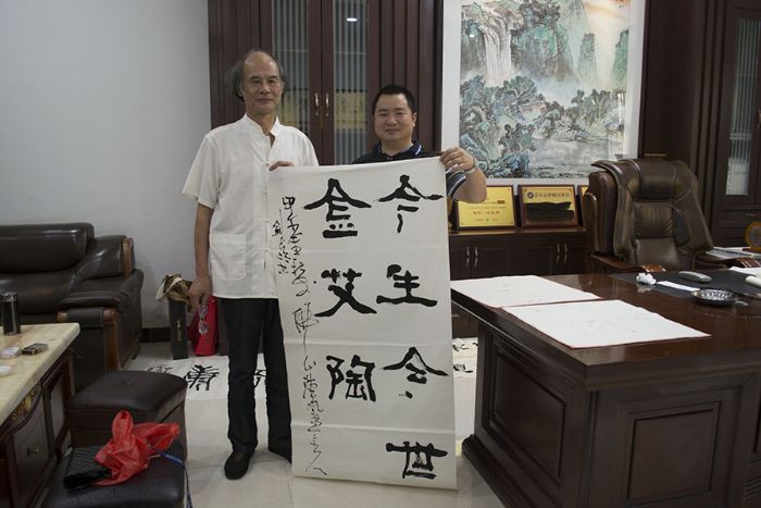 張劍岑先生（左）與金艾陶瓷磚品牌營銷總監劉鴻瑞（右）合影留念