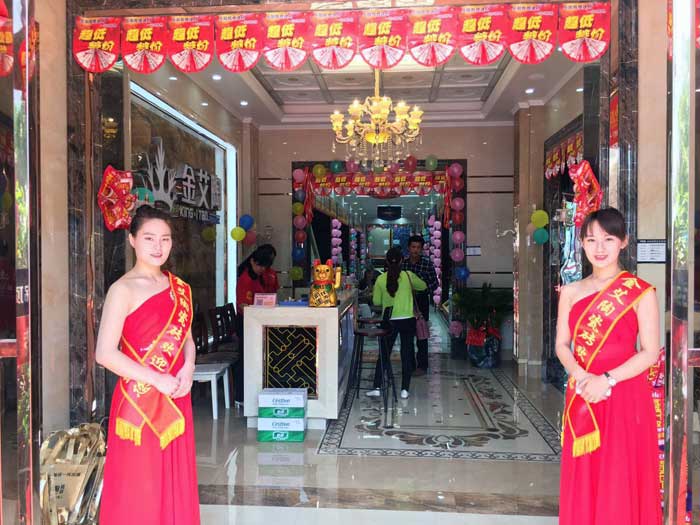 5月27日，在歡快鑼鼓和震撼禮炮的簇擁下，岳陽金艾陶銷售團隊、金艾陶總部營銷總經理羅勝、銷區經理何端武、市場部策劃黃偉以及現場100多名岳陽業主共同見證了金艾陶瓷磚岳陽600平米專賣店耀世開業的歷史性一刻，本次活動吸引了50多位業主成功下單。