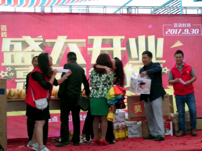 陶瓷一線品牌金艾陶瓷磚墊江店盛裝開業，惠動全城