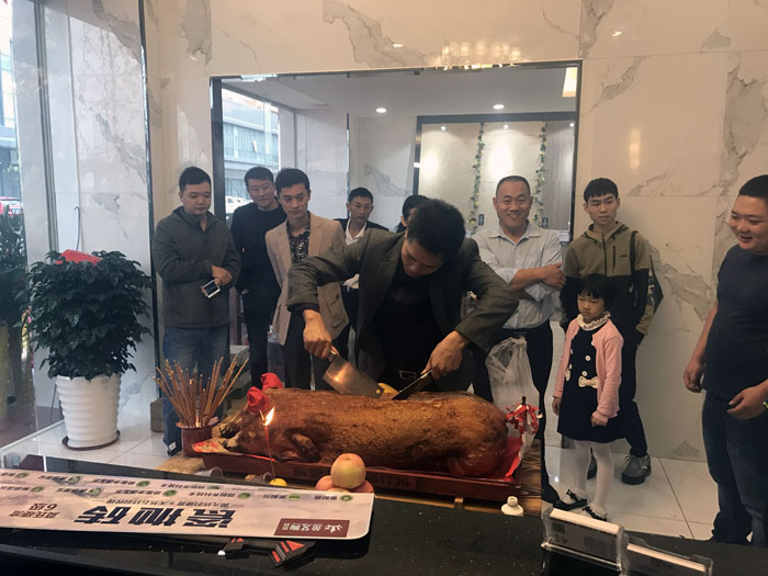 金艾陶瓷磚品牌作為陶瓷一線品牌，近年來不斷的推出爆款新品，受到眾多消費者的喜愛。2017年11月19日，一群朝氣蓬勃的金艾陶人正在緊張有序的忙碌著，為金艾陶中山古鎮店即將開始的開業典禮做最后的準備。  上午10點28分，鑼鼓喧天，掌聲震動，金艾陶中山古鎮專賣店迎來了盛大開業的良辰吉時。?