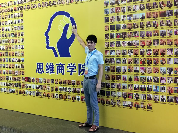如今，80后已經成長為壯年，逐漸成為各個崗位的重要負責人，因生活的洗禮變得理性而不再沖動?！?0后”，他們青春洋溢，在各個崗位上都沖在最前線?！?0后”獨具個性和魅力，已然成為各行各業主力軍代表人物。作為80后典型的創業成功代表陶瓷一線品牌 金艾陶瓷磚 龍川總代理吳金星與他的銷售團隊便是其中之一。