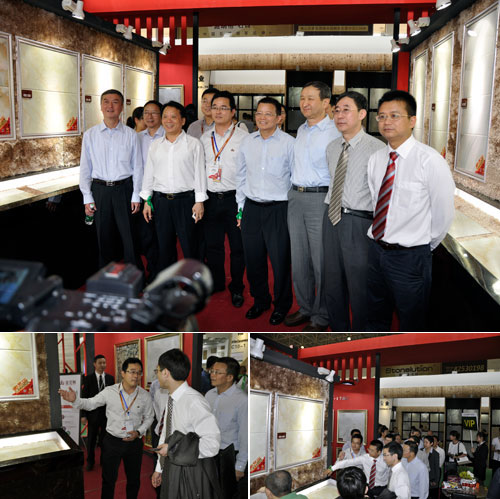 中國建筑衛生陶瓷協會領導一行在董事長的陪同下參觀金艾陶展位
