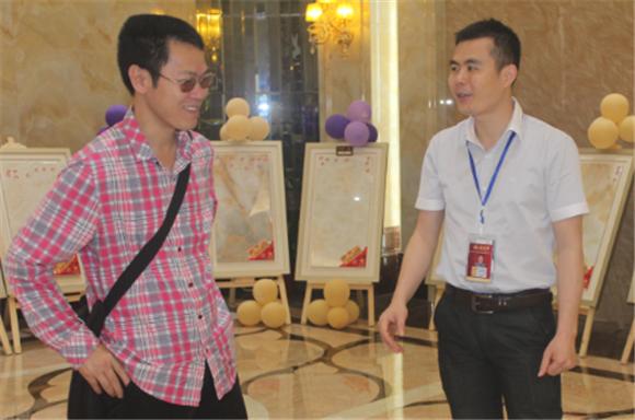金艾陶網絡營銷主管王宏城（右一）向記者介紹微晶瓷片